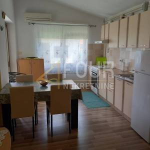 Istra, Pula, kuća s garažom, dodatnim apartmanom i dvorištem