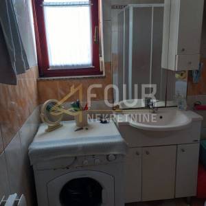 Istra, Pula, kuća s garažom, dodatnim apartmanom i dvorištem