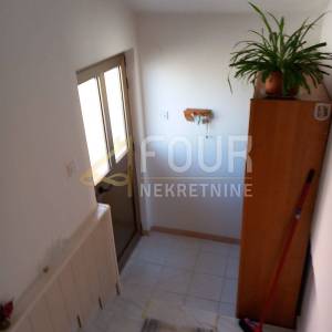 Istra, Pula, kuća s garažom, dodatnim apartmanom i dvorištem