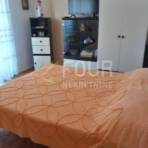 Istra, Pula, kuća s garažom, dodatnim apartmanom i dvorištem