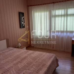 Istra, Pula, kuća s garažom, dodatnim apartmanom i dvorištem