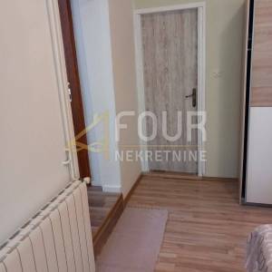 Istra, Pula, kuća s garažom, dodatnim apartmanom i dvorištem