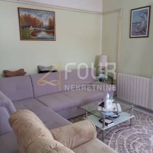 Istra, Pula, kuća s garažom, dodatnim apartmanom i dvorištem