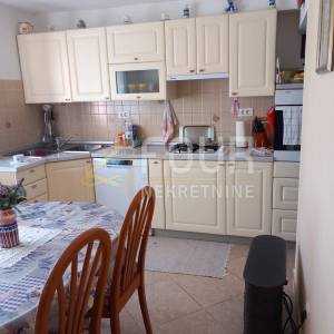 Istra, Pula, kuća s garažom, dodatnim apartmanom i dvorištem