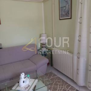 Istra, Pula, kuća s garažom, dodatnim apartmanom i dvorištem