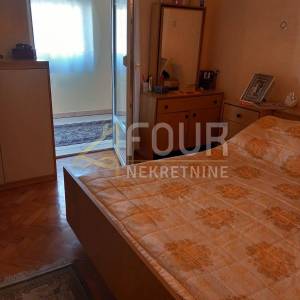 Istra, Pula, kuća s garažom, dodatnim apartmanom i dvorištem
