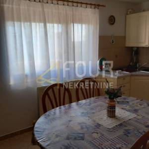 Istra, Pula, kuća s garažom, dodatnim apartmanom i dvorištem