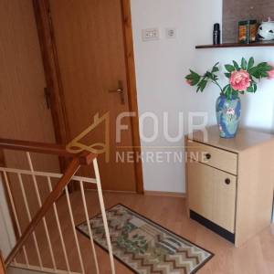 Istra, Pula, kuća s garažom, dodatnim apartmanom i dvorištem