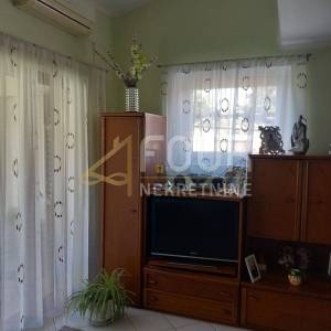 Istra, Pula, kuća s garažom, dodatnim apartmanom i dvorištem