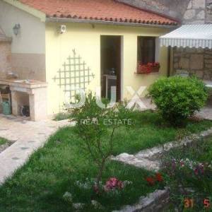 ISTRA, PULA - Kuća s tri stambene jedinice i poslovnim prostorom u centru grada! PRILIKA
