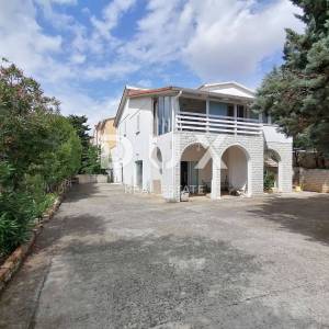  ISTRA, PULA - kuća sa tri stana i poslovnim prostorom!