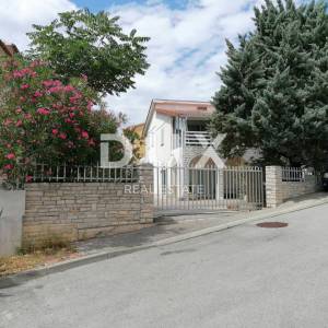  ISTRA, PULA - kuća sa tri stana i poslovnim prostorom!