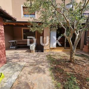 ISTRA, PULA - Kvalitetna obiteljska apartmanska kuća na atraktivnoj lokaciji
