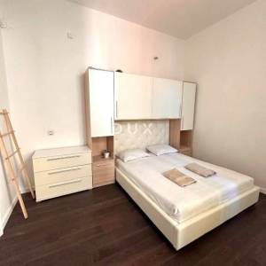 ISTRA, PULA Luksuzan stan s 5 spavaćih soba i 2 kupatila - PJEŠAČKA ZONA!!