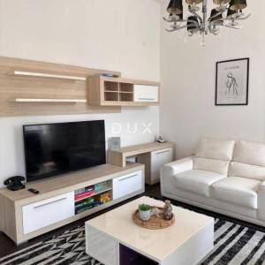 ISTRA, PULA Luksuzan stan s 5 spavaćih soba i 2 kupatila - PJEŠAČKA ZONA!!