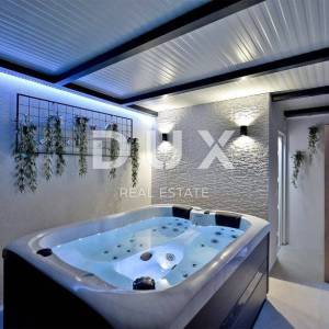 ISTRA, PULA - Luksuzni stan u blizini mora sa okućnicom, dizajnerski namješten, wellness, jacuzzi, parking