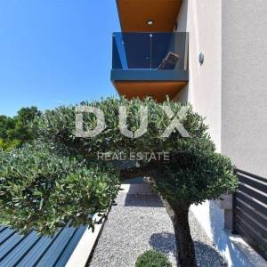 ISTRA, PULA - Luksuzni stan u blizini mora sa okućnicom, dizajnerski namješten, wellness, jacuzzi, parking