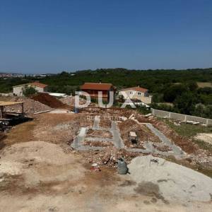 ISTRA, PULA - Moderna vila u izgradnji s bazenom i dvorištem, s osiguranom privatnošću i nadomak plaža