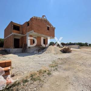 ISTRA, PULA - Moderna vila u izgradnji s bazenom i dvorištem, s osiguranom privatnošću i nadomak plaža