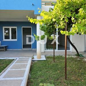 ISTRA, PULA, NOVA VERUDA - 2SS+DB uređeni stan s dvorištem i pogledom na more