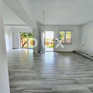ISTRA, PULA, NOVA VERUDA - 2SS+DB uređeni stan s dvorištem i pogledom na more