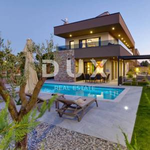 ISTRA, PULA (okolica) - Prekrasna nova uređena vila u neposrednoj blizini grada!