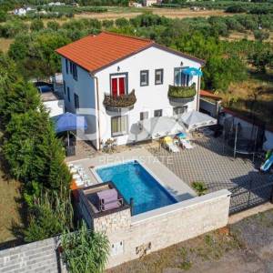 ISTRA, PULA Prekrasna apartmanska kuća! 