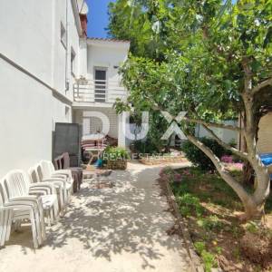 ISTRA, PULA - Renovirana apartmanska kuća na neponovljivoj lokaciji