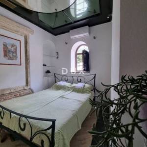ISTRA, PULA - Stambena zgrada sa tri stana i poslovnim prostorom u srcu Pule! 