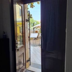 ISTRA, PULA - Stambena zgrada sa tri stana i poslovnim prostorom u srcu Pule! 