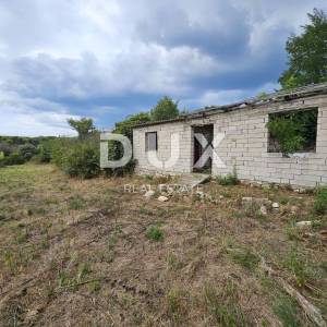 ISTRA, PULA, STOJA - Ekskluzivno građevinsko zemljište s ucrtanim objektom, 100m od plaže