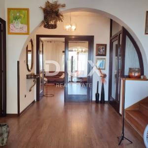 ISTRA, PULA, VELI VRH - Impozantna obiteljska vila nadomak grada 