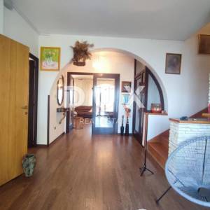 ISTRA, PULA, VELI VRH - Impozantna obiteljska vila nadomak grada 