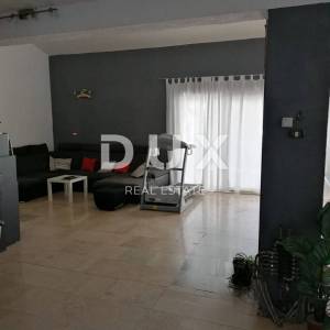 ISTRA, PULA - Velika obiteljska kuća s 2 apartmana, konobom i garažom