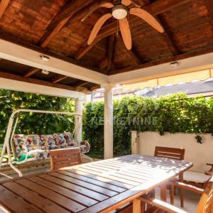 Istra, Pula - Veruda, 212m2, 2 stana, terasa + balkon + okućnica + garaža