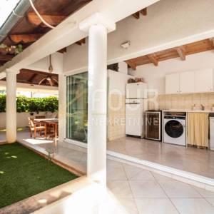 Istra, Pula - Veruda, 212m2, 2 stana, terasa + balkon + okućnica + garaža