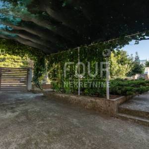 Istra, Pula - Veruda, 212m2, 2 stana, terasa + balkon + okućnica + garaža
