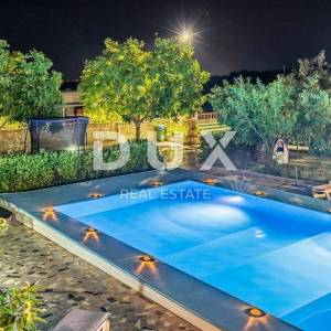 ISTRA, PULA Vila s bazenom i 2 apartmana na prostranoj okućnici 1700 m2