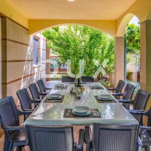 ISTRA, PULA Vila s bazenom i 2 apartmana na prostranoj okućnici 1700 m2