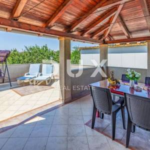ISTRA, PULA Vila s bazenom i 2 apartmana na prostranoj okućnici 1700 m2