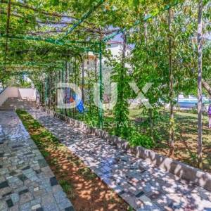 ISTRA, PULA Vila s bazenom i 2 apartmana na prostranoj okućnici 1700 m2