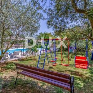 ISTRA, PULA Vila s bazenom i 2 apartmana na prostranoj okućnici 1700 m2
