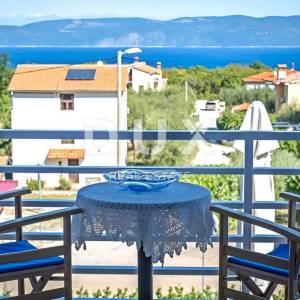 ISTRA, RABAC - Komforna kuća s bazenom i pogledom na more
