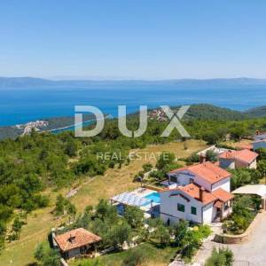 ISTRA, RABAC (OKOLICA) - Prostrana kuća s bazenom, prvi red do mora, pogled na more. Rijetkost na tržištu!