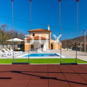 ISTRA, RABAC - Samostojeća kuća s bazenom i velikom okućnicom