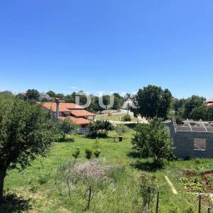 ISTRA, RAKALJ - Kuća s dvije stambene jedinice s velikim građevinskim zemljištem