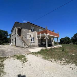 ISTRA, RAKALJ - Kuća s dvije stambene jedinice s velikim građevinskim zemljištem