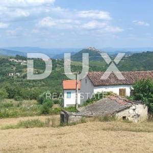 ISTRA, RAKOTULE - Građevinsko zemljište s kućom i pogledom na Motovun - prilika za investiciju!