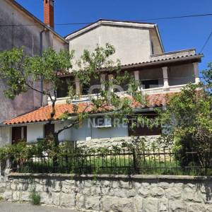 Istra, Roč, dvije povezane kamene kuće s pet stambenih jedinica