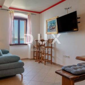 ISTRA, ROVINJ - 1SS+DB stan smješten prvi red do mora s privatnom plažom